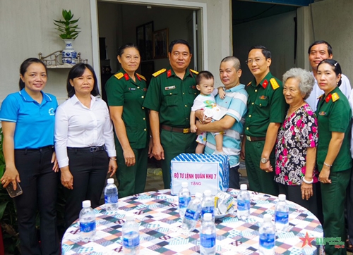 Bộ Chỉ huy quân sự tỉnh Long An thăm, tặng quà trẻ em mồ côi do dịch Covid-19